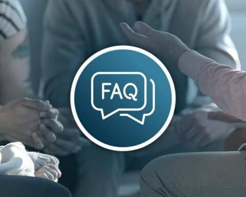 Im Gründer-FAQ beantworten wir, wie viele Personen du für die Gründung eines Unternehmens brauchst.