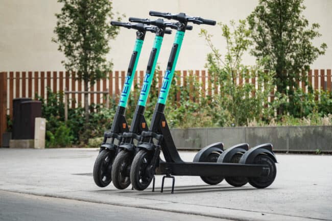 Tier Mobility stellt E-Scooter her, mit denen man durch die Stadt fahren kann