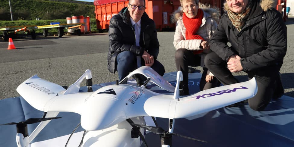 Das Startup Wingcopter glückte in Zusammenarbeit mit Merck die erste Auslieferung per Drohne.