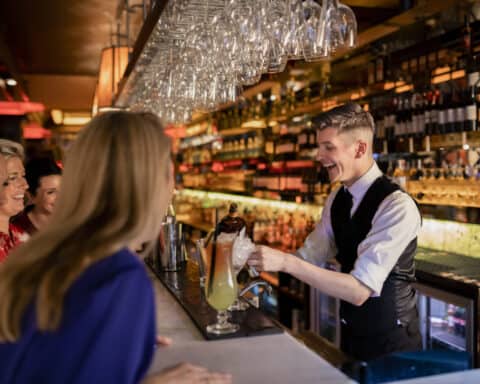 Bar eröffnen: So klappt der Start des eigenen Lokals