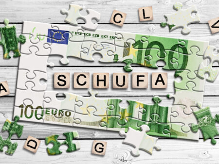 Schufa-Eintrag symbolisiert durch 100-Euro-Schein