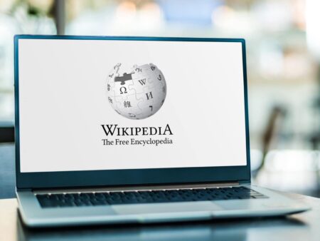 Wikipedia auf Laptop, wer sind Wikipedia-Gründer