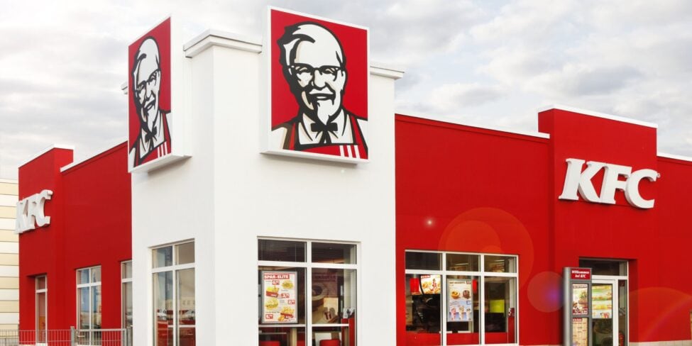 Seit KFC-Gründer Sanders das heutige Franchise gründete, gibt es tausende Filialen weltweit.