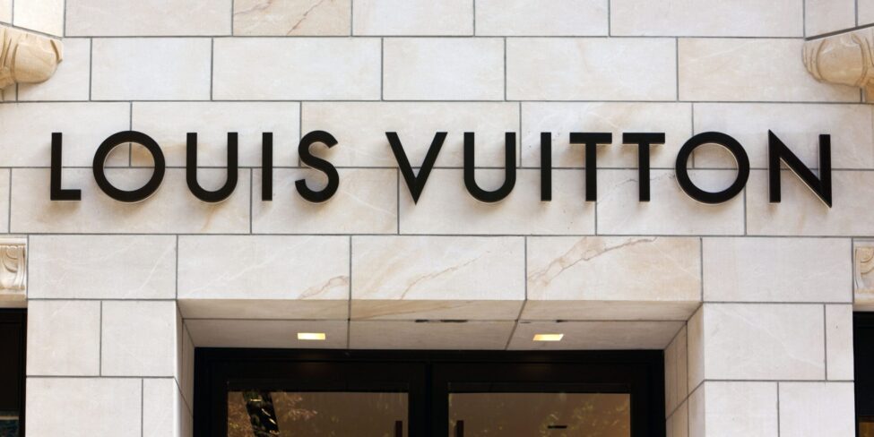 Der Name des Louis Vuitton-Gründers ragt über jedem Geschäft weltweit.
