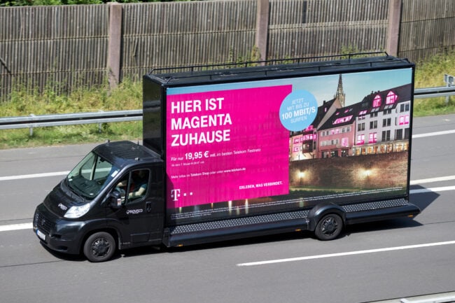Werbeart Außenwerbung: Telekom-Werbeplakat auf einem Fahrzeug