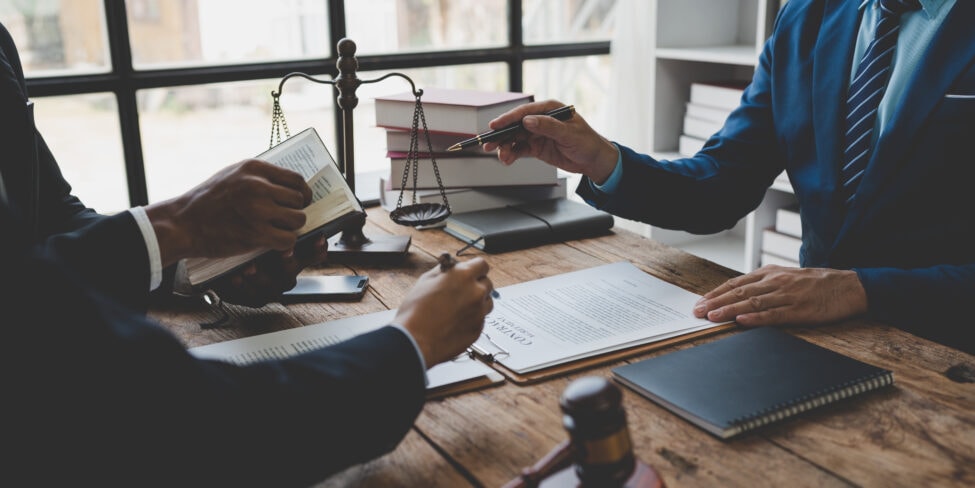 Eine Rechtsschutzversicherung ist für Unternehmen und Firmen sehr wichtig. Doch worauf kommt es bei einer Firmenrechtsschutzversicherung an?