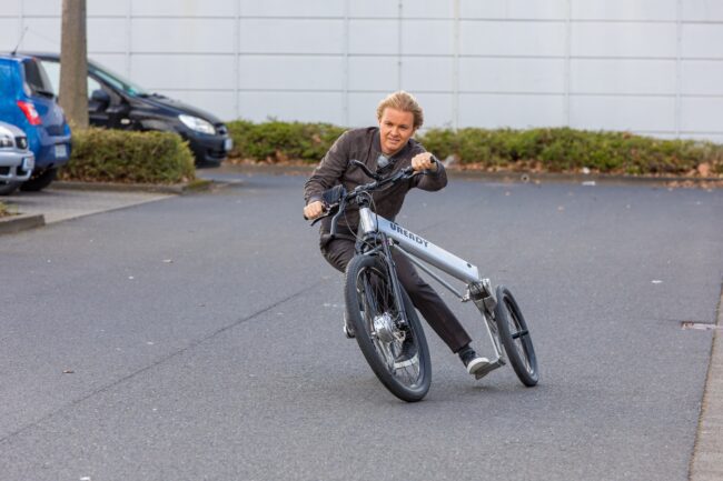 Nico Rosberg testet das Lauf-E-Trike uready bei DHDL Staffel 11 Folge 6.