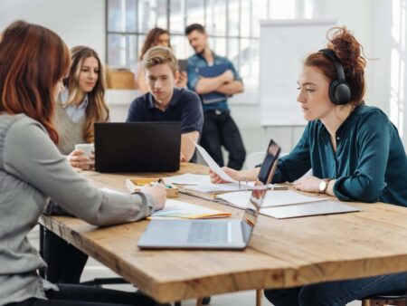 Noise Cancelling Kopfhörer schaffen eine angenehme Arbeitsatmosphäre im Office