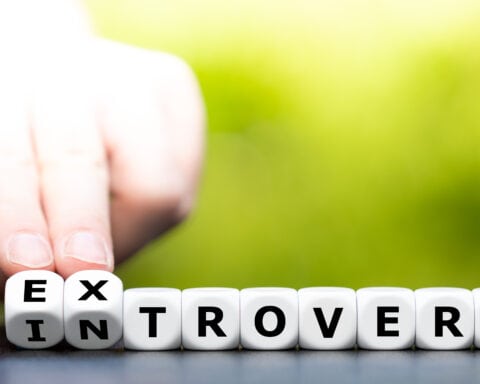 Von introvertiert zu extrovertiert: So lernst du aus dir heraus zu kommen