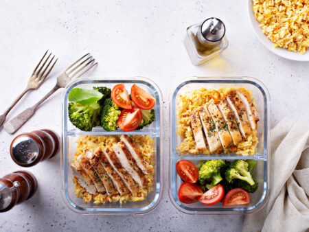 Meal Prep kann deine Woche entspannter machen. Denn die Sorge um das Essen in der Mittagspause entfällt.