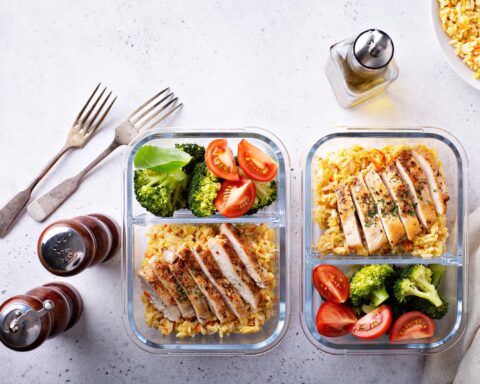 Meal Prep kann deine Woche entspannter machen. Denn die Sorge um das Essen in der Mittagspause entfällt.