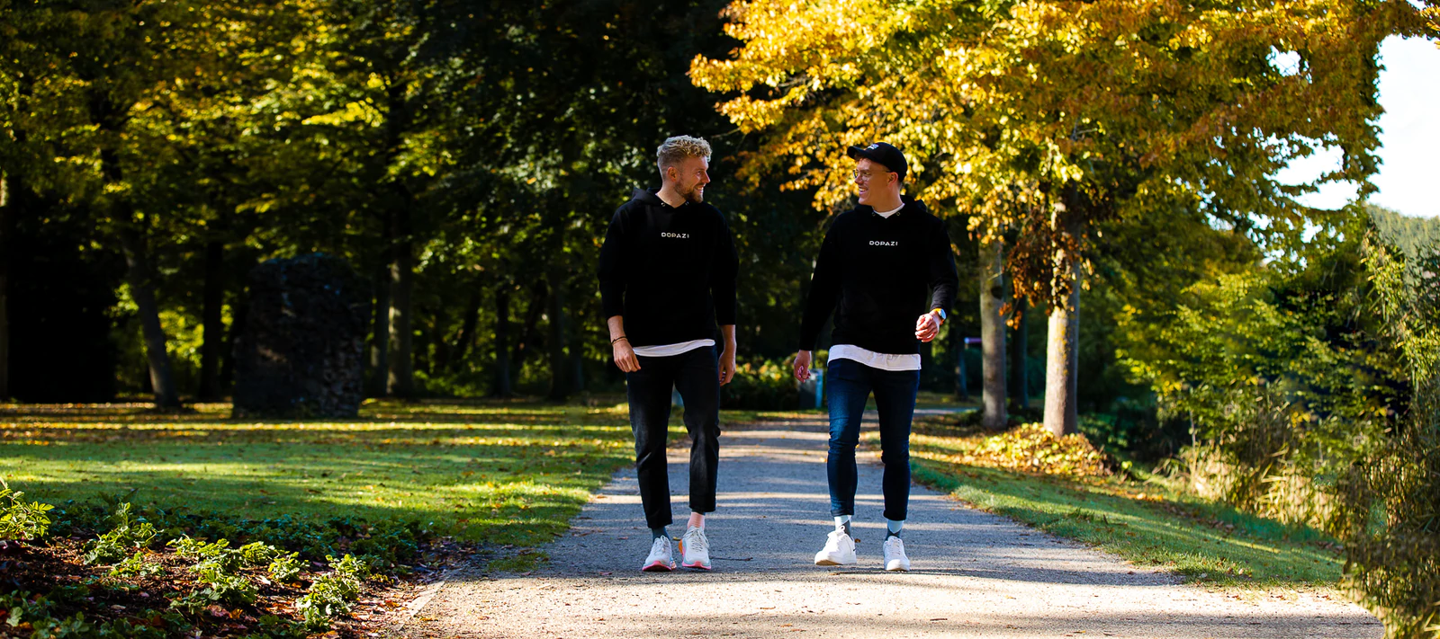 Die beiden Gründer von DOPAZI präsentieren ihre Socken beim Spaziergang.