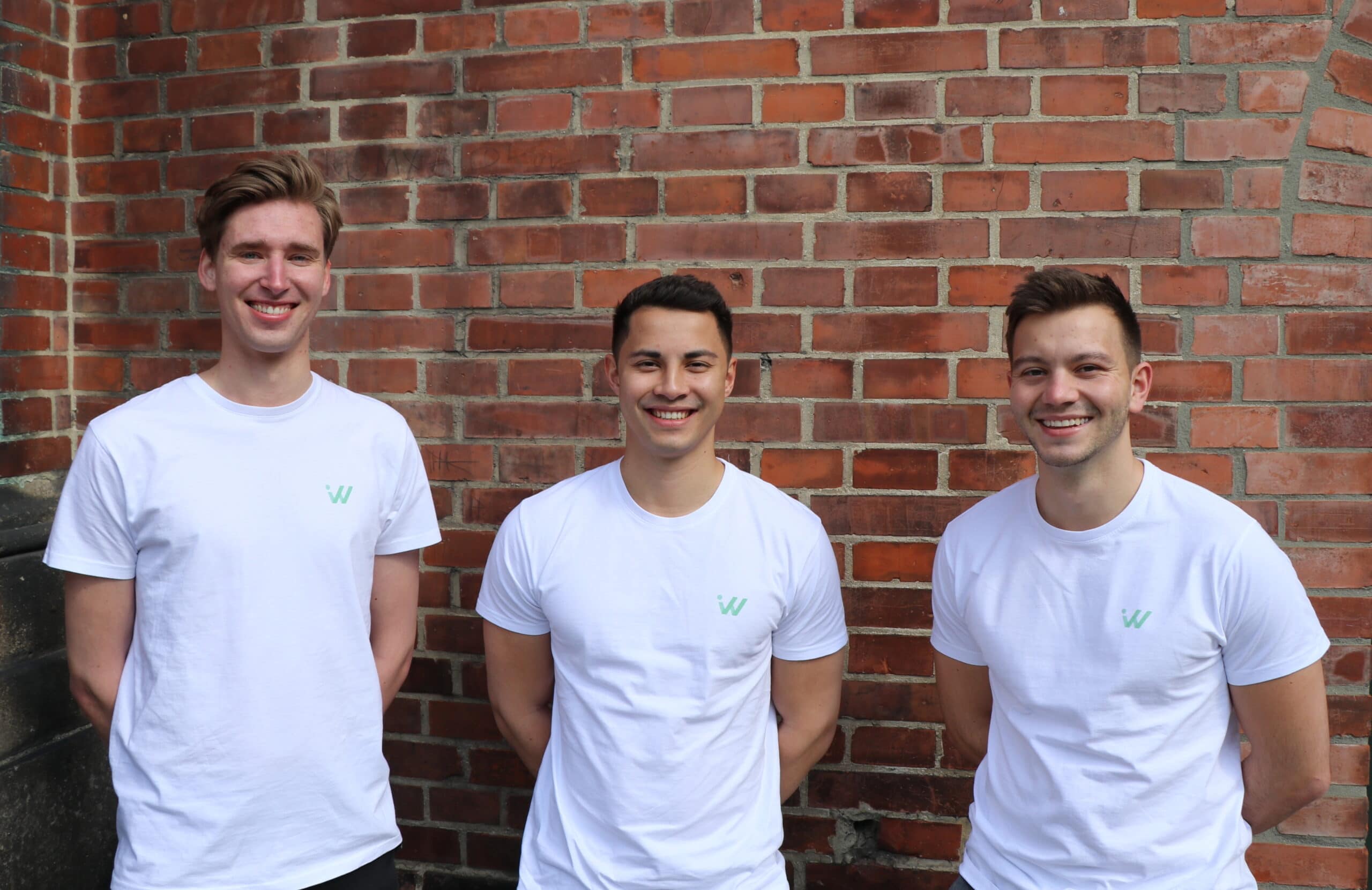 Die drei Gründer von invest wise mit einem Tshirt mit dem Unternehmenslogo